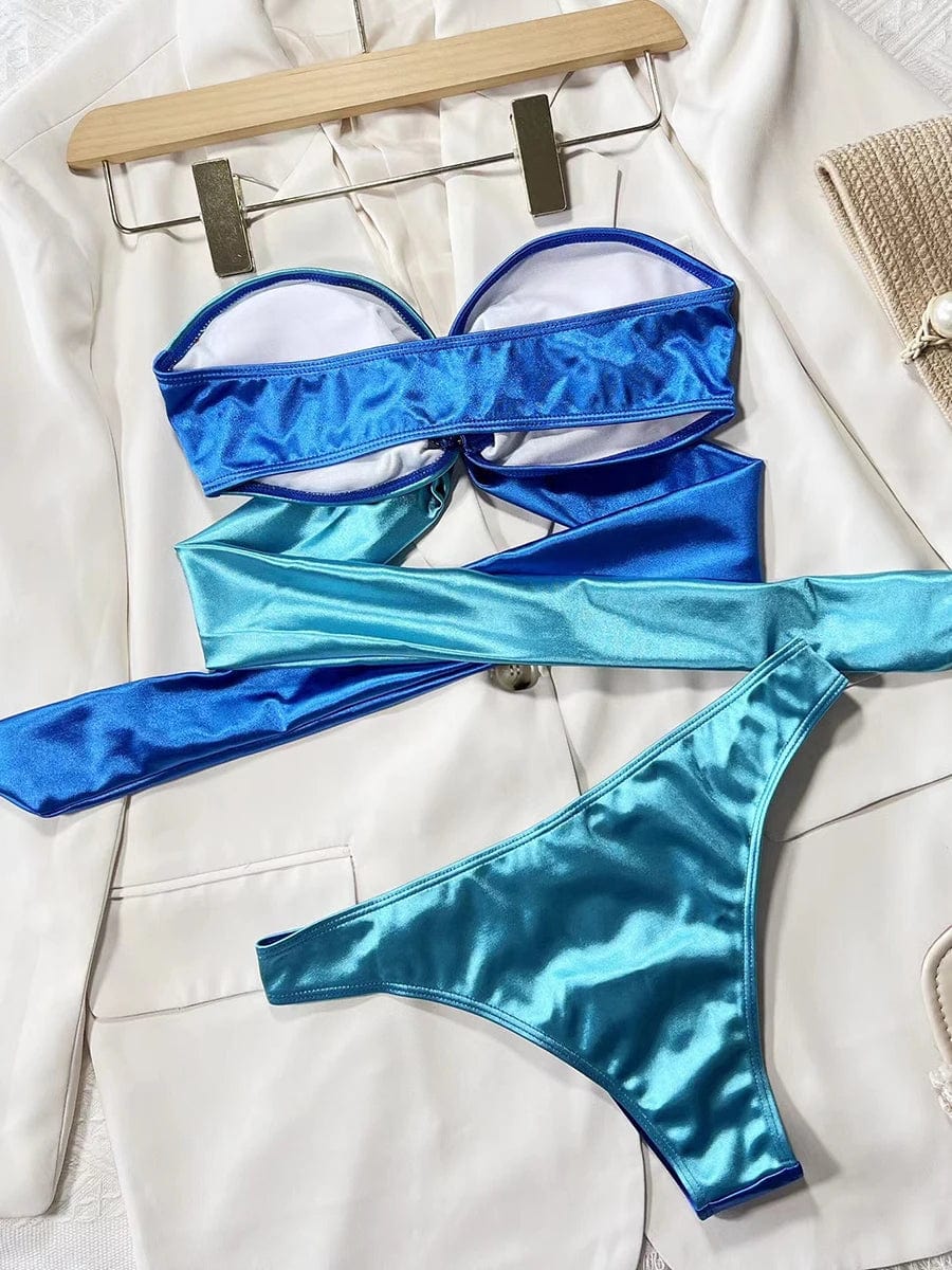 Maillot de bain féminin bandeau bleu et turquoise avec design en patchwork élégant.