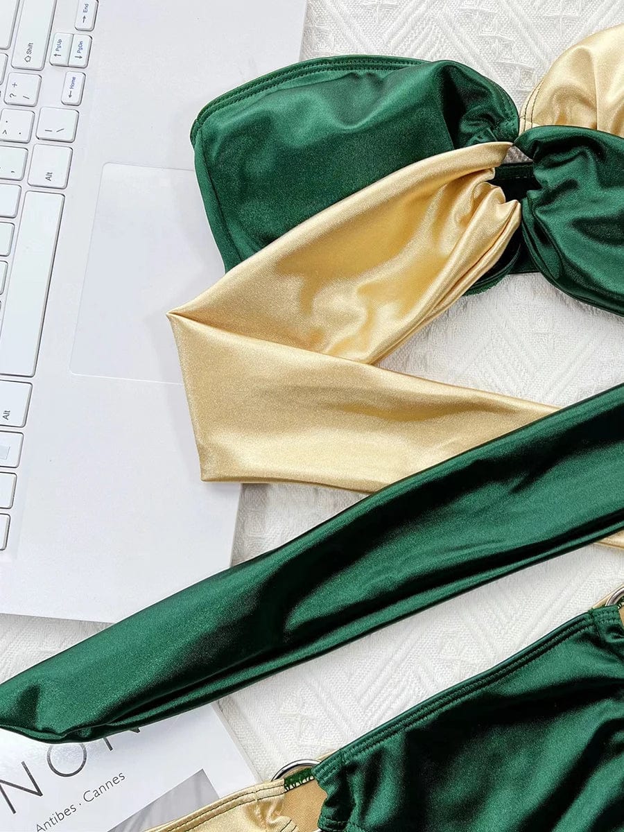 Maillot de bain bandeau vert et doré en satin élégant pour femme, avec design patchwork chic.