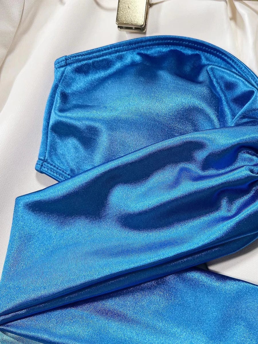 Maillot de bain bandeau en tissu bleu brillant avec design original et élégant pour femme.
