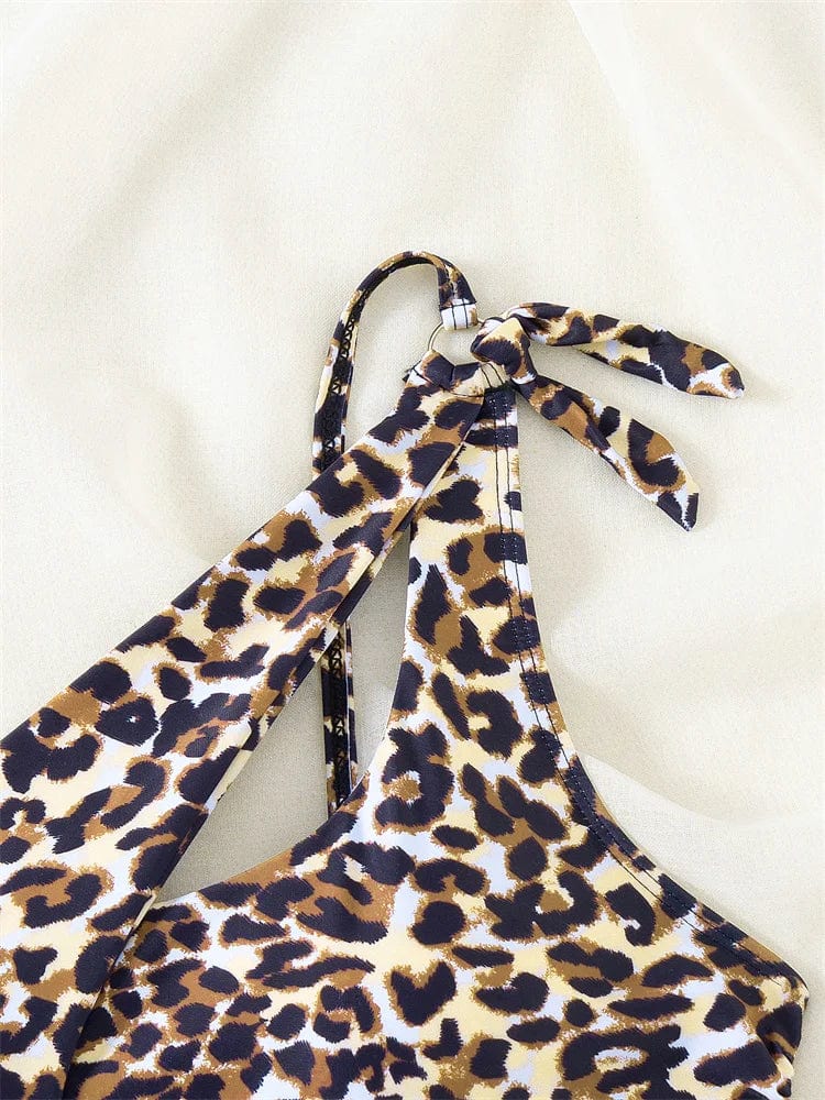 Maillot de bain bikini femme asymétrique avec motif léopard élégant, idéal pour l'été.