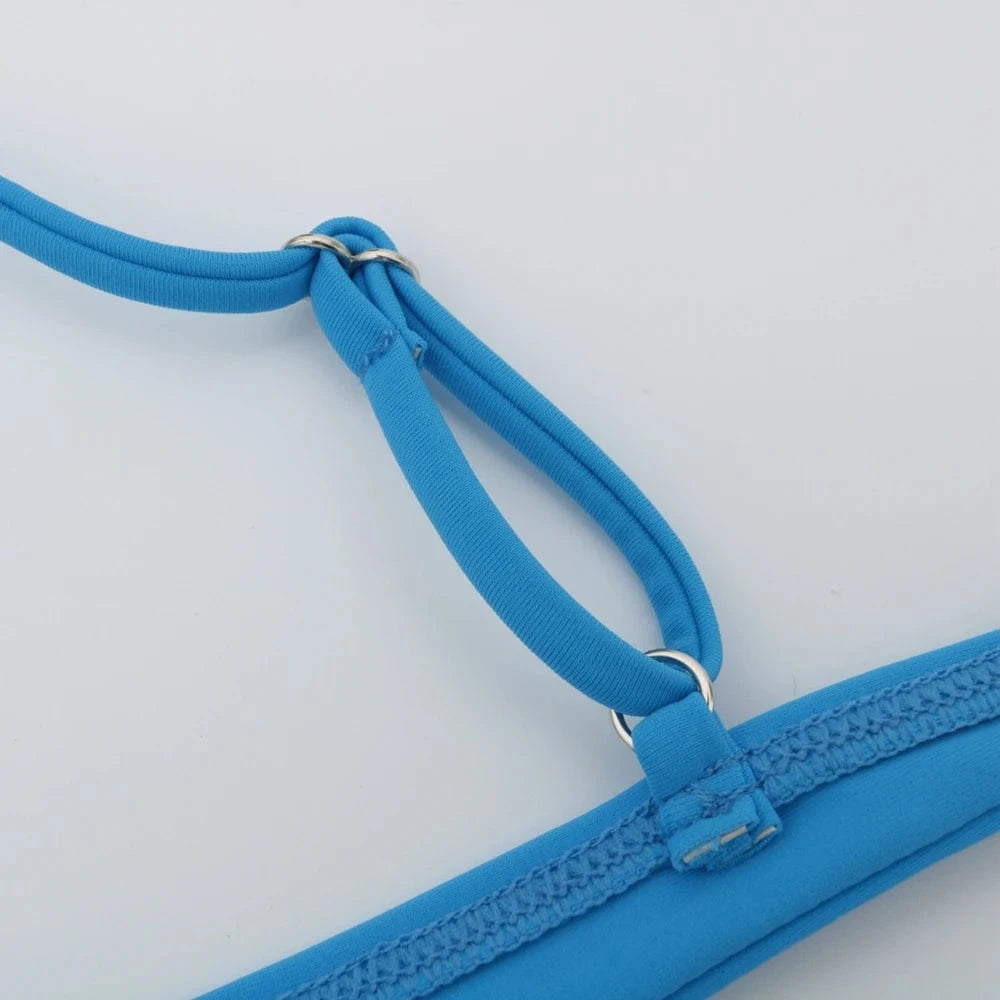 Maillot de bain femme bleu avec détails sur les bretelles réglables et élégantes pour l'été.