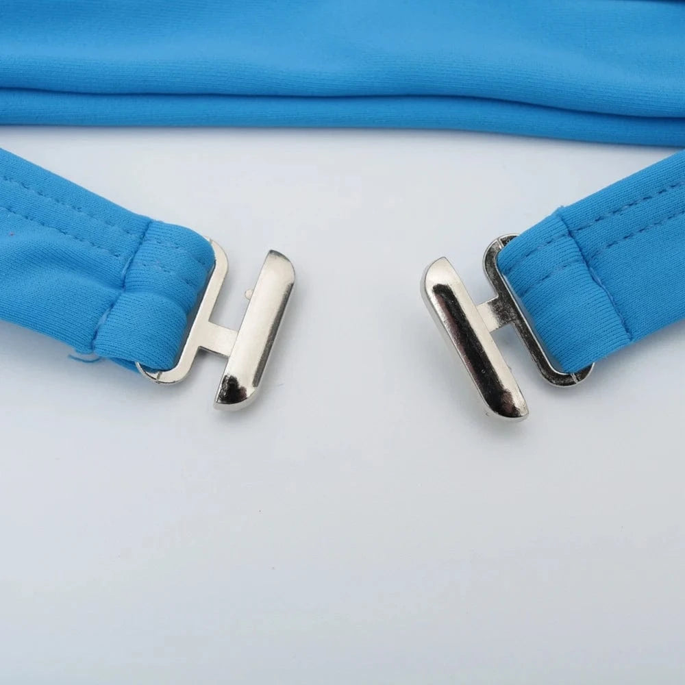 Maillot de bain chic avec bretelles réglables en métal argenté et tissu bleu vif élégant.