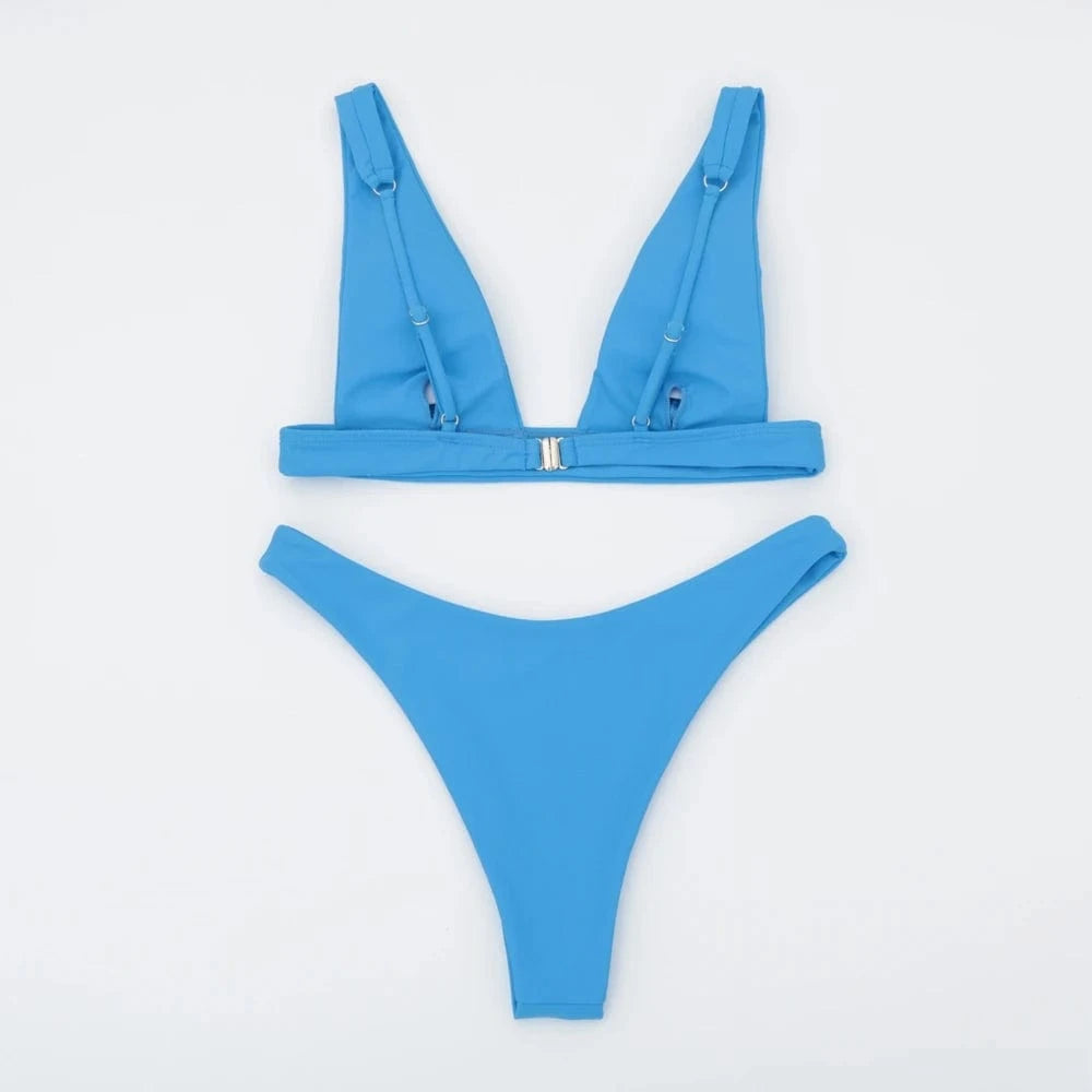 Maillot de bain deux pièces pour femme en bleu vif, idéal pour un style estival moderne.