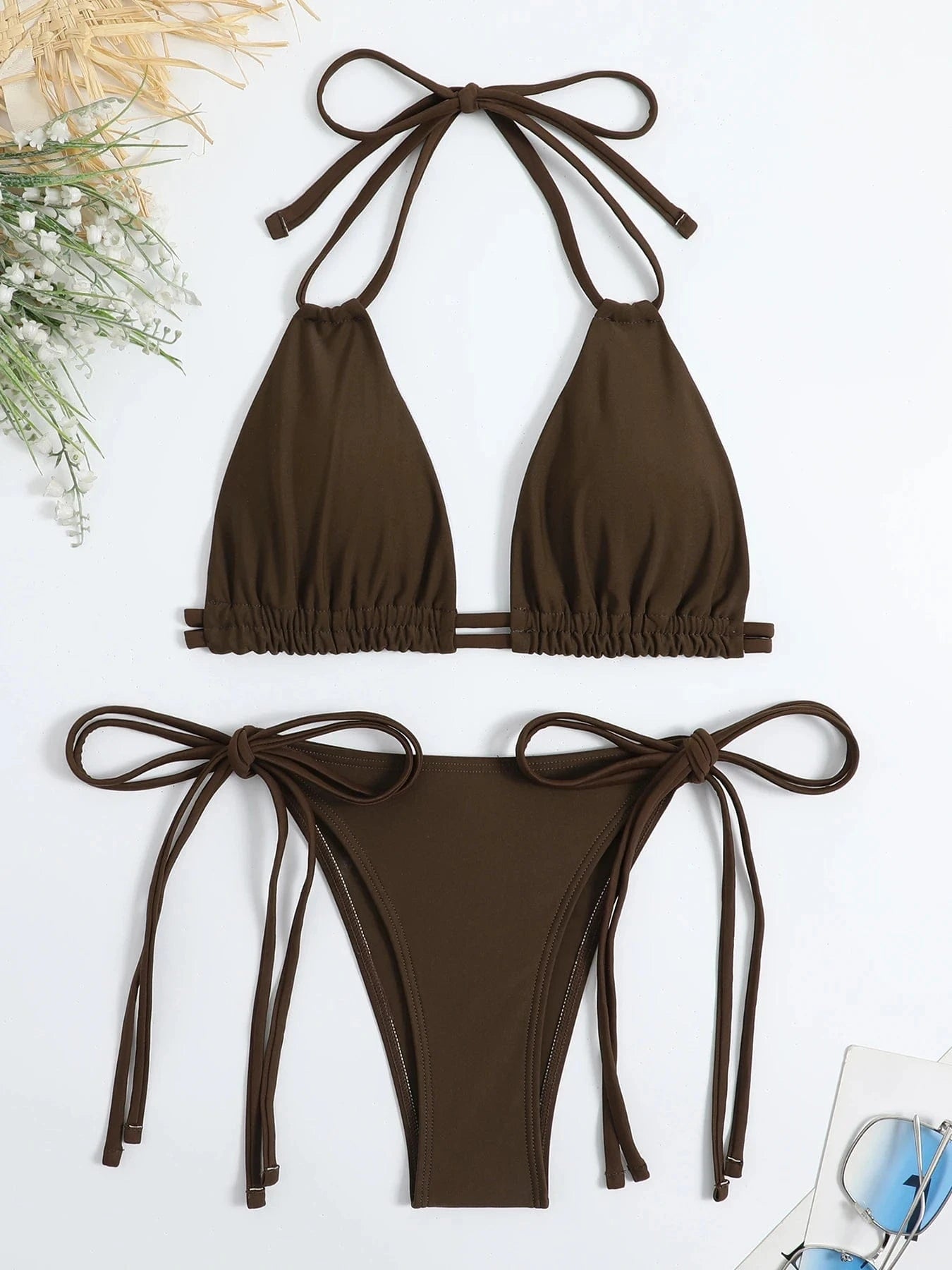 Maillot de bain femme tendance marron avec liens à nouer pour un style estival élégant.