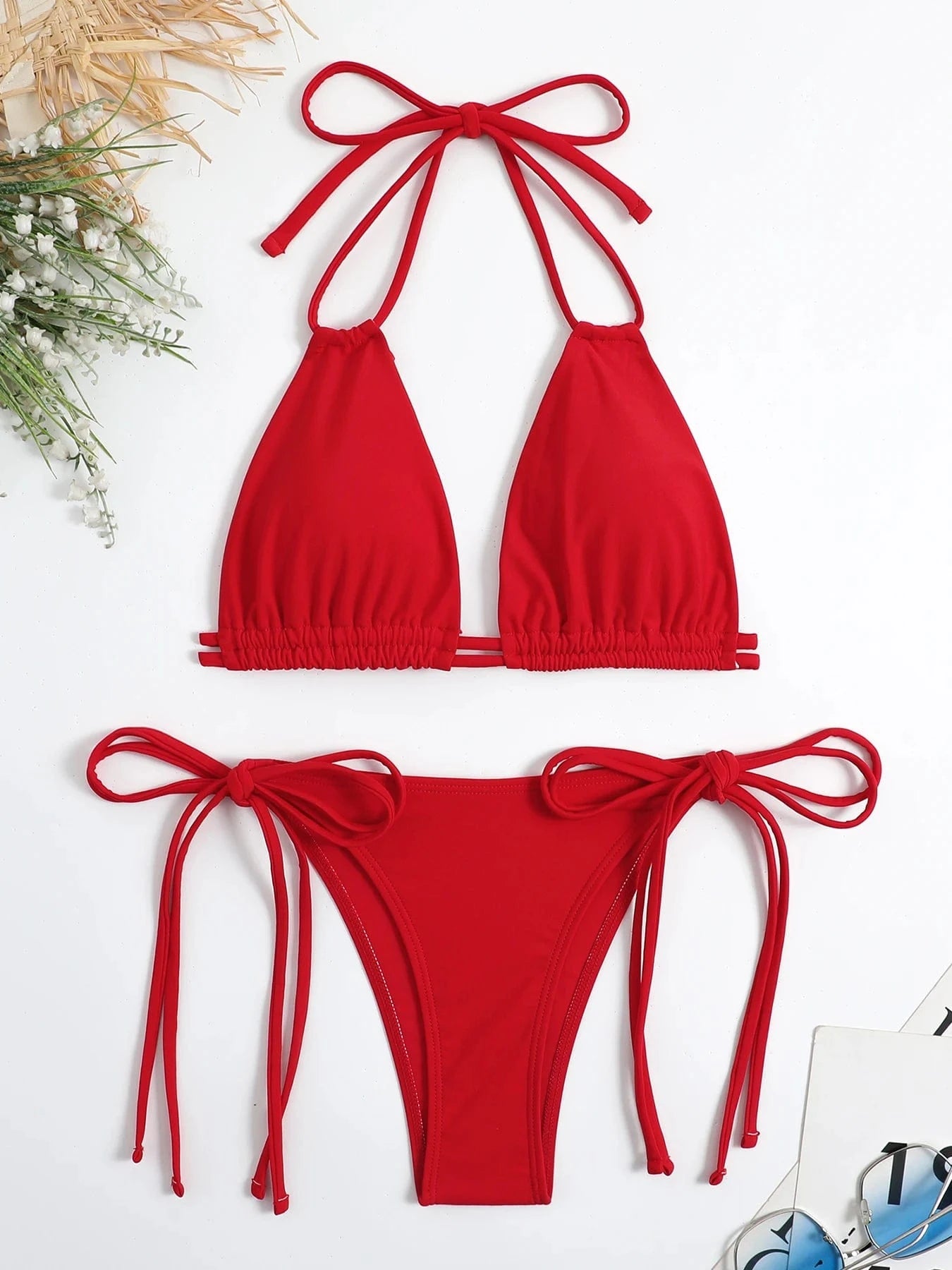 Maillot de bain rouge vif pour femme, bikini à nouer idéal pour un style estival éclatant.