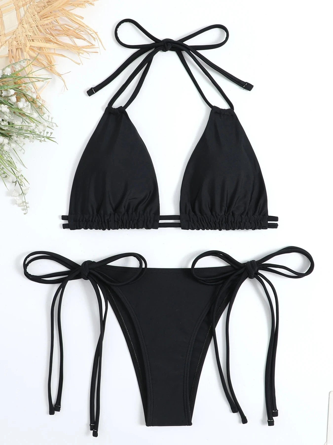 Maillot de bain féminin élégant, bikini noir à ficelles, idéal pour la plage et l'été chic.