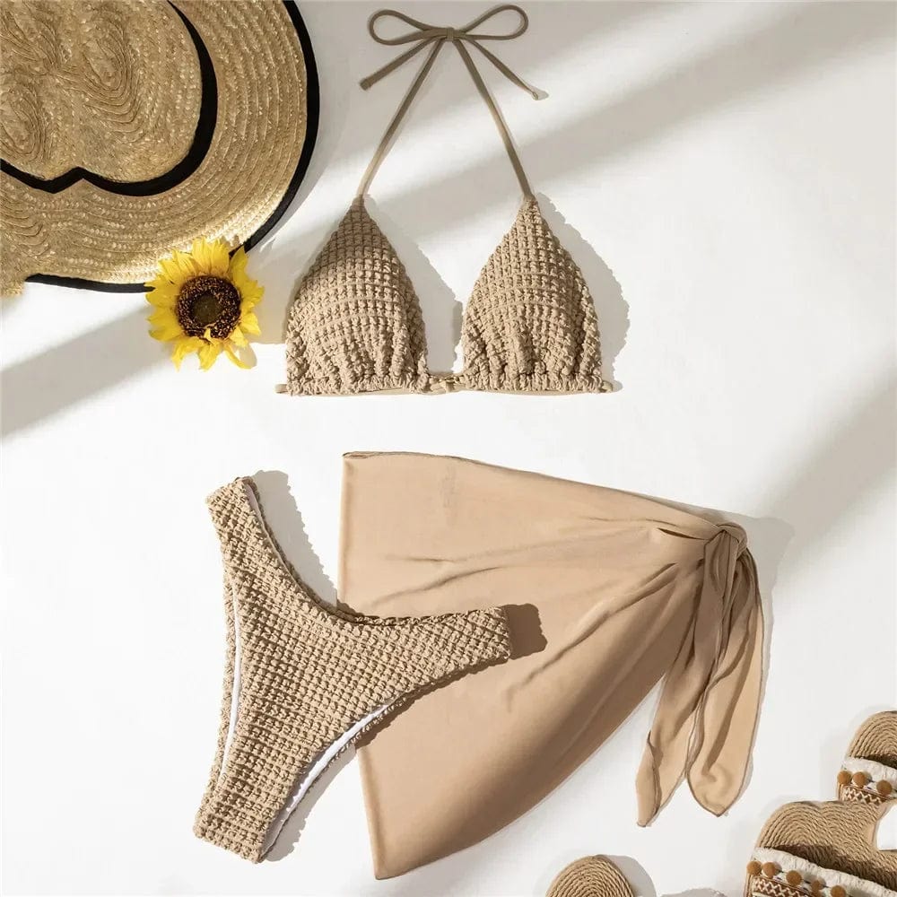 Maillot de bain femme crochet beige avec paréo, chapeau et tournesol, ensemble estival élégant.