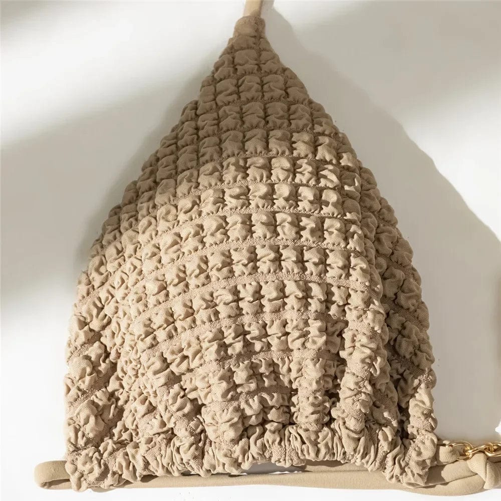 Maillot de bain femme en crochet beige, texture gaufrée, parfait pour l'été à la plage.
