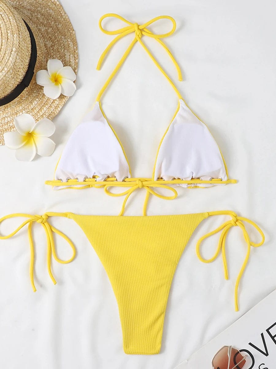 Maillot de bain bikini ficelle jaune avec top blanc, style estival et fleurs tropicales.