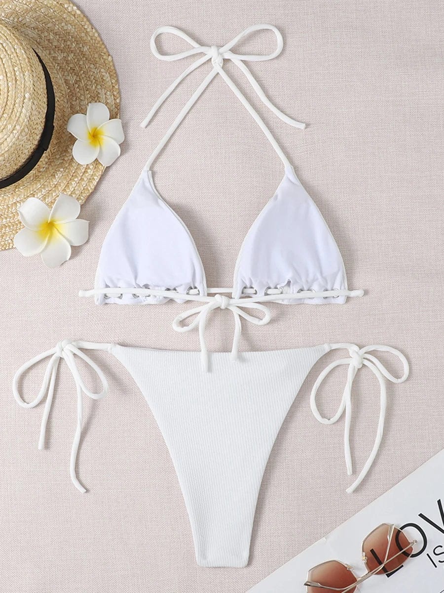 Maillot de bain bikini blanc minimaliste avec bretelles ficelle, accessoire plage élégant.