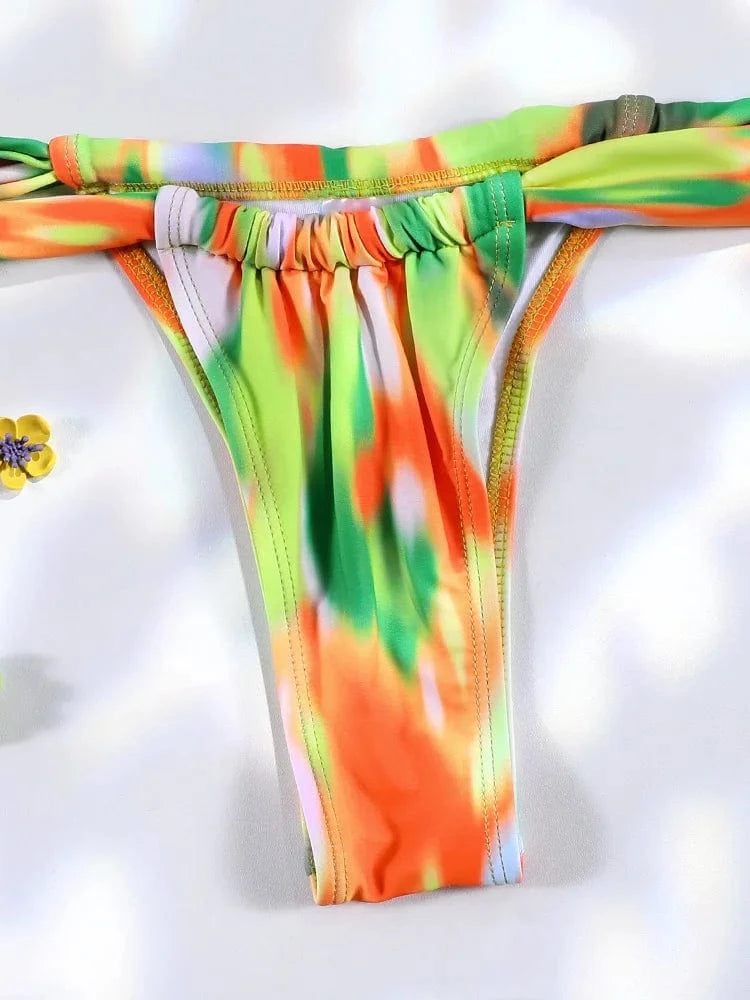 Maillot de bain, bas de bikini éclatant multicolore avec motifs vibrants dans les tons estivaux.