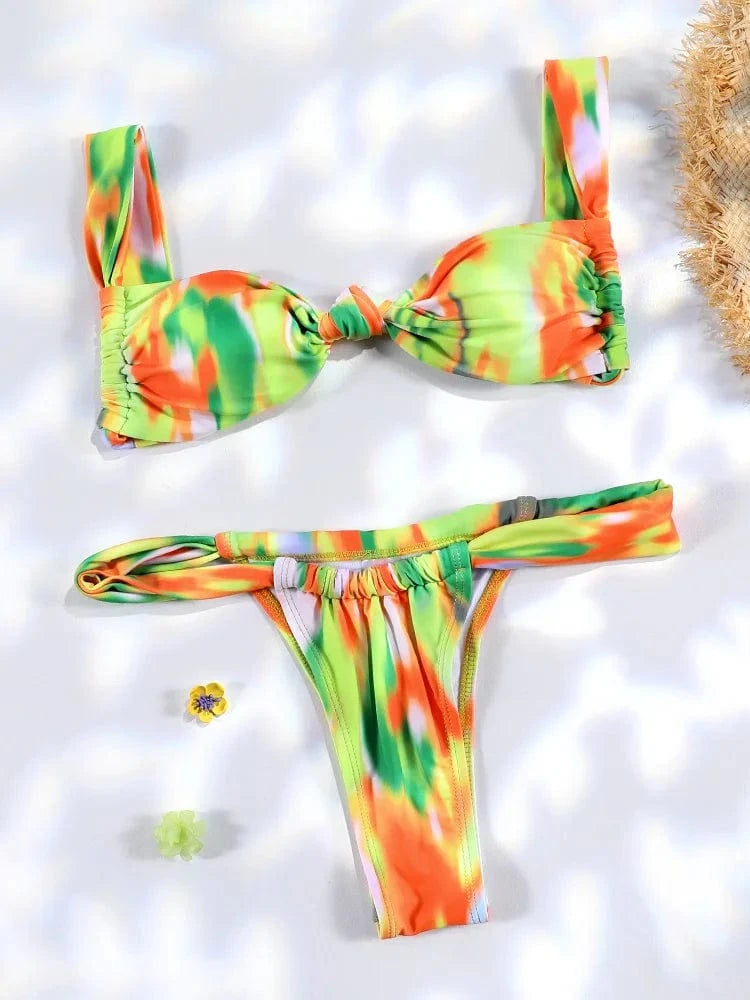 Maillot de bain femme bikini avec motif tropical coloré, idéal pour l'été et les vacances à la plage.
