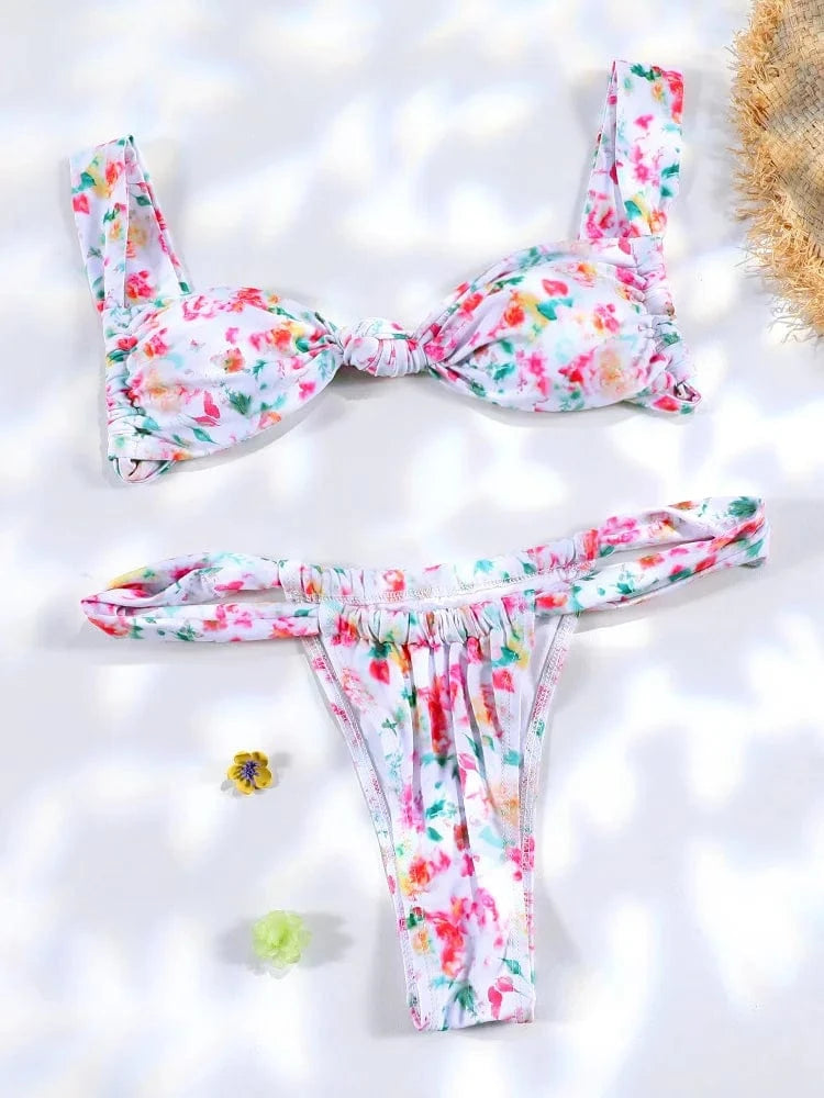 Maillot de bain bikini femme à motif fleuri vibrant, idéal pour un été chic et coloré sur la plage.