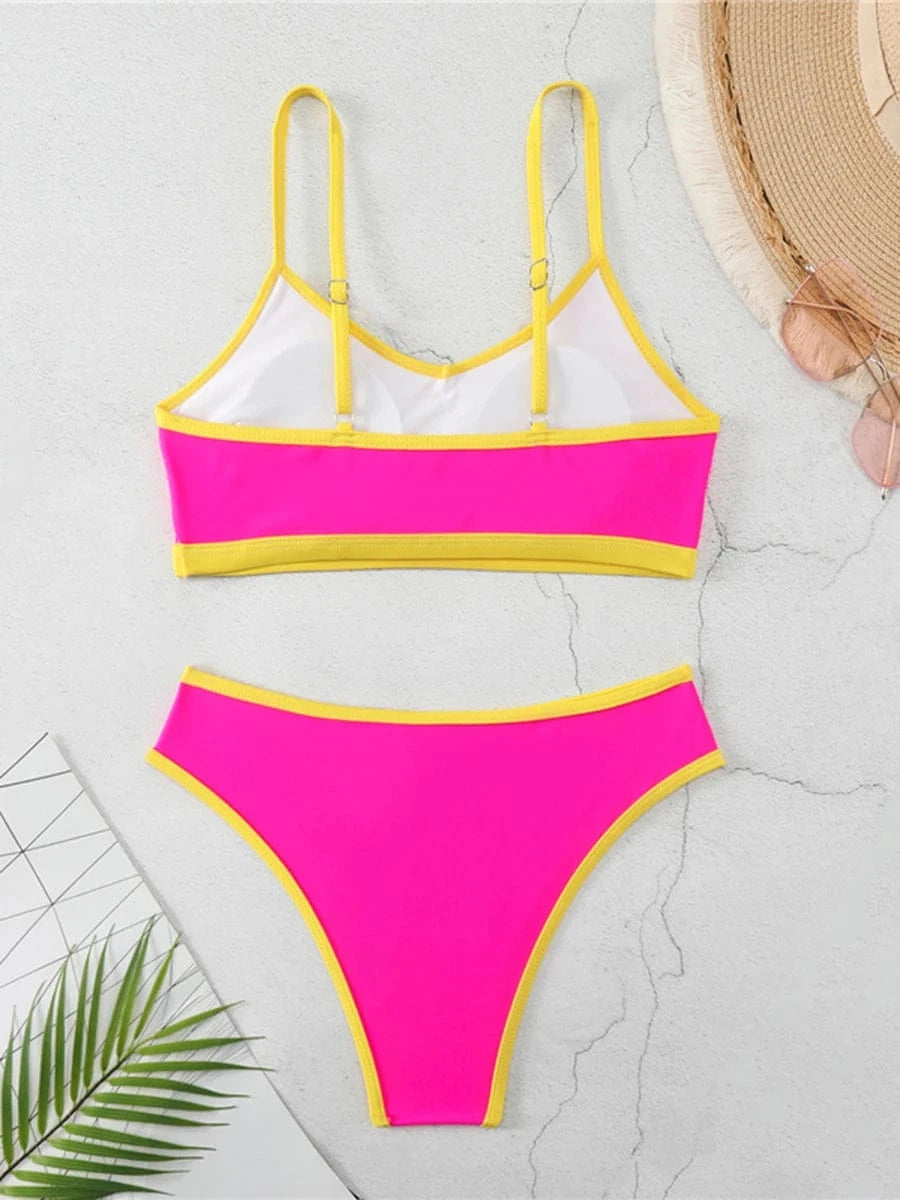 Maillot de bain bikini fluo rose et jaune, parfait pour l'été et attirant les regards.