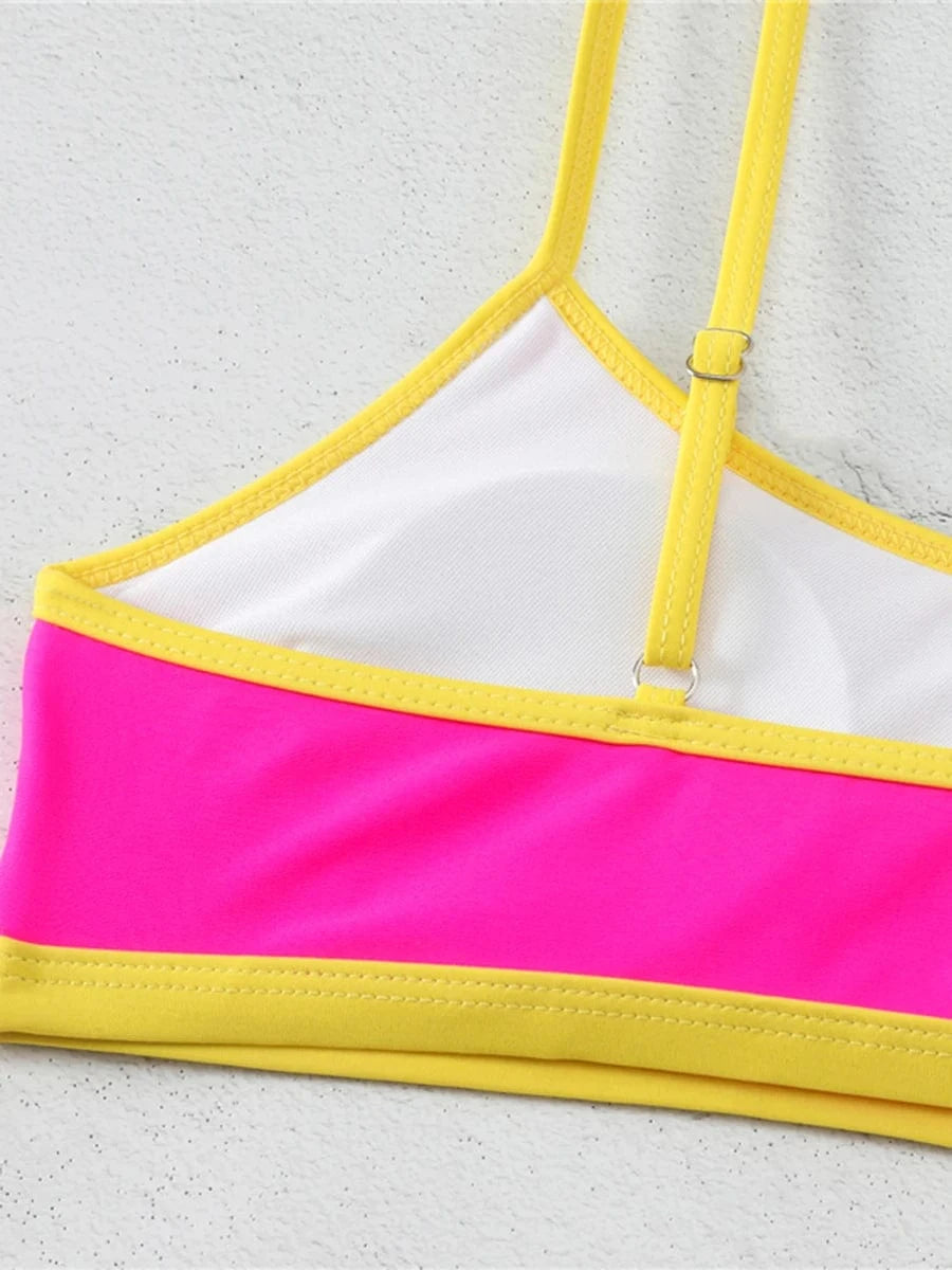 Maillot de bain femme bikini fluo, design coloré avec des bandes jaunes et roses vives.