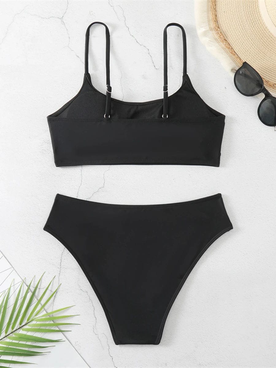 Maillot de bain deux pièces noir pour femme avec bretelles ajustables, style élégant et moderne.