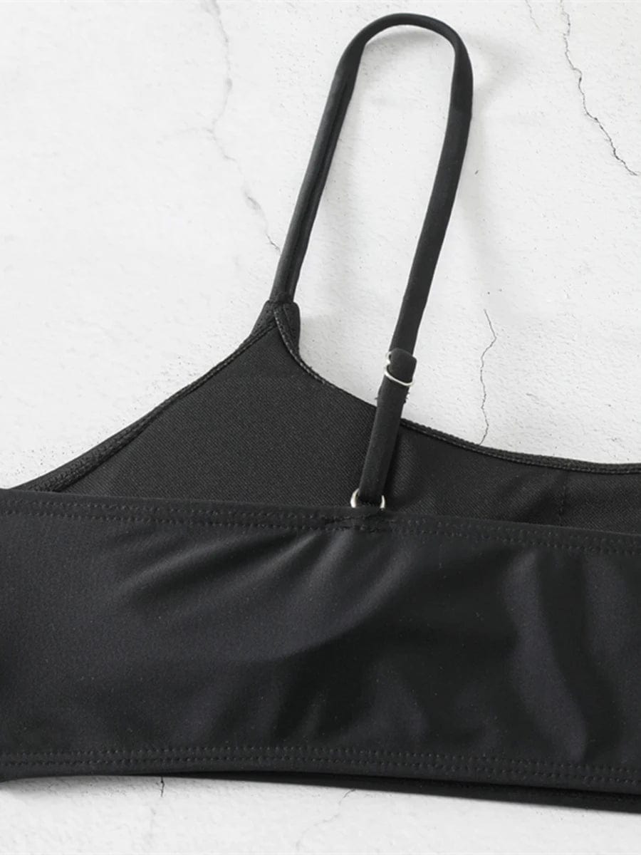 Maillot de bain féminin élégant, bikini noir avec bretelles fines pour un style estival chic.