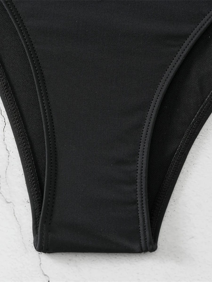 Maillot de bain noir pour femme, élégant bikini pour un style chic et moderne à la plage.