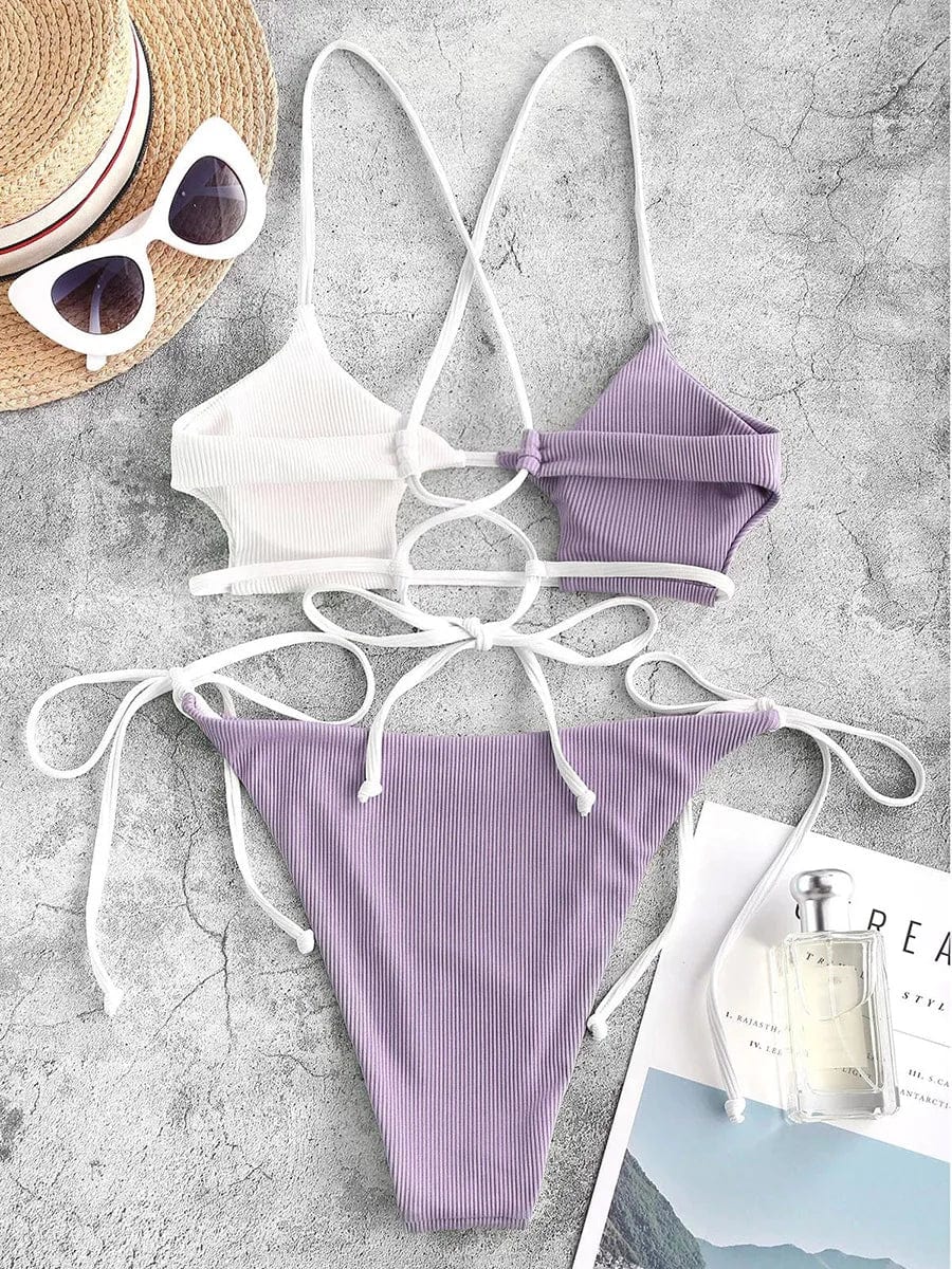 Maillot de bain bikini femme en patchwork violet et blanc avec accessoires d'été assortis.