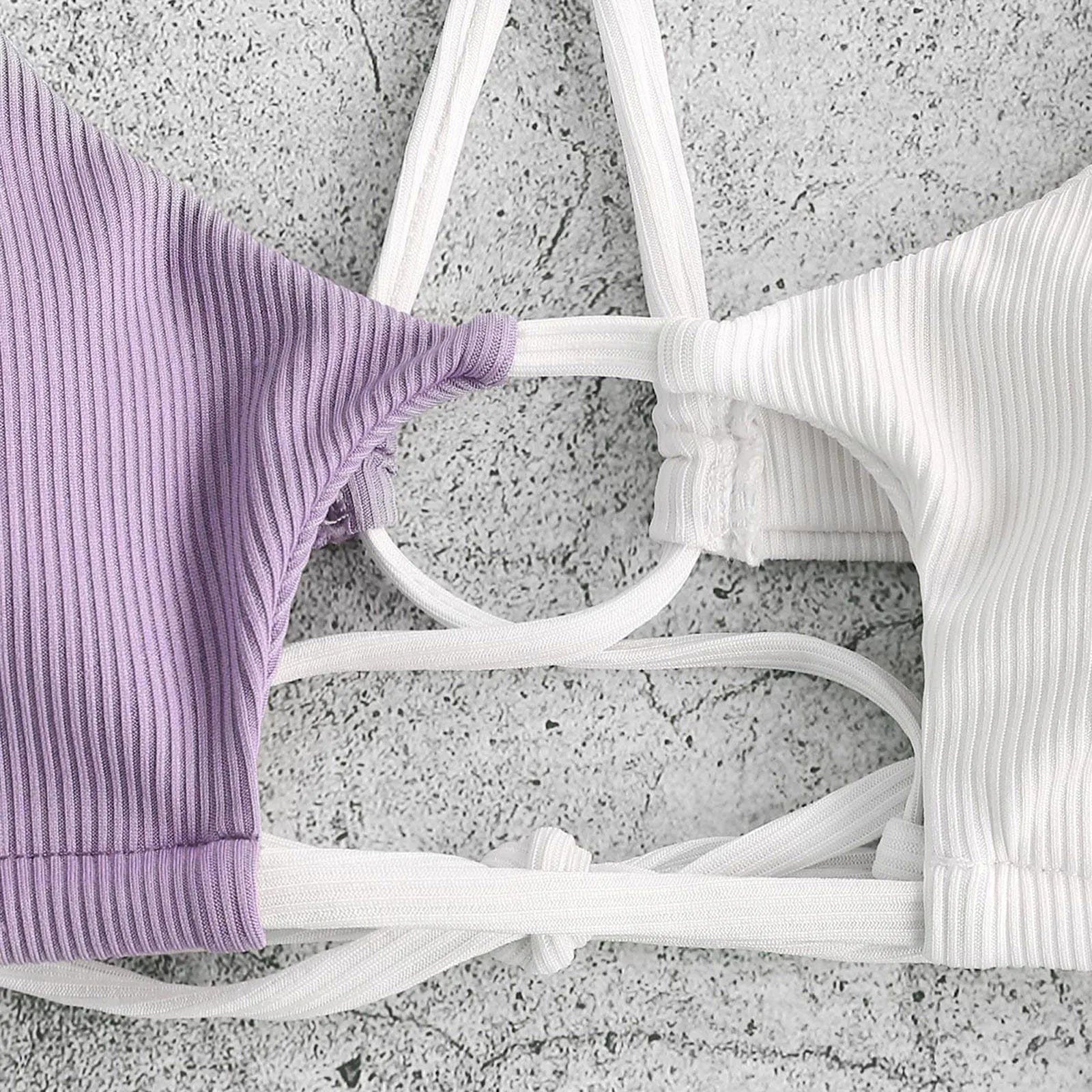 Maillot de bain bikini avec motif patchwork en violet et blanc sur fond texturé gris élégant.