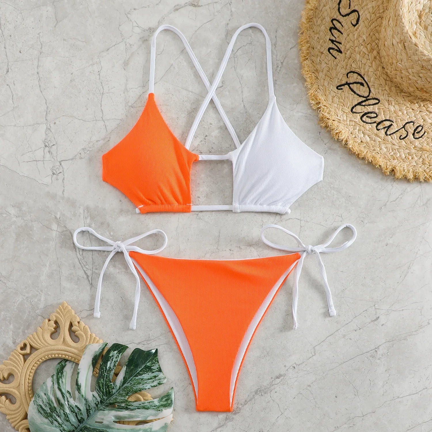 Maillot de bain bikini femme, design patchwork orange et blanc, style estival moderne élégant.