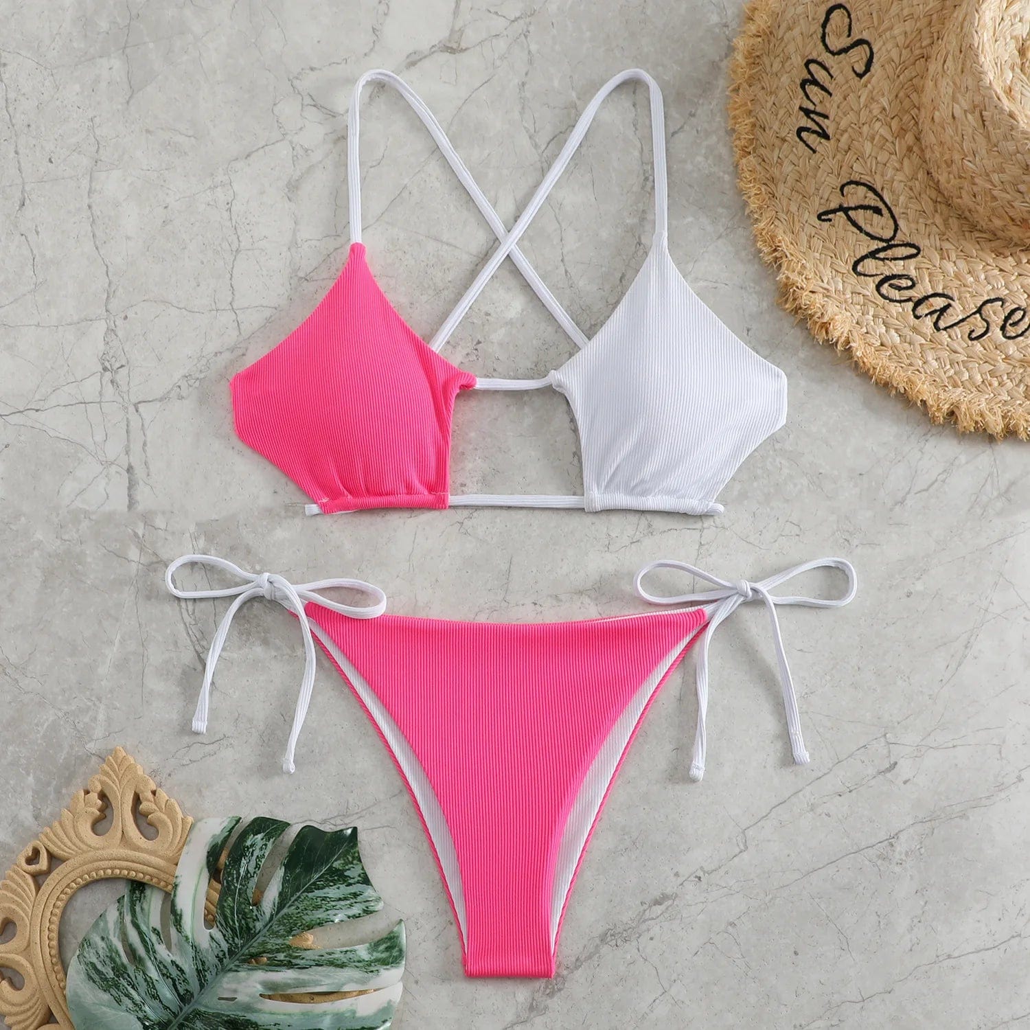Maillot de bain bikini patchwork rose et blanc, style croisé, idéal pour l'été et la plage.