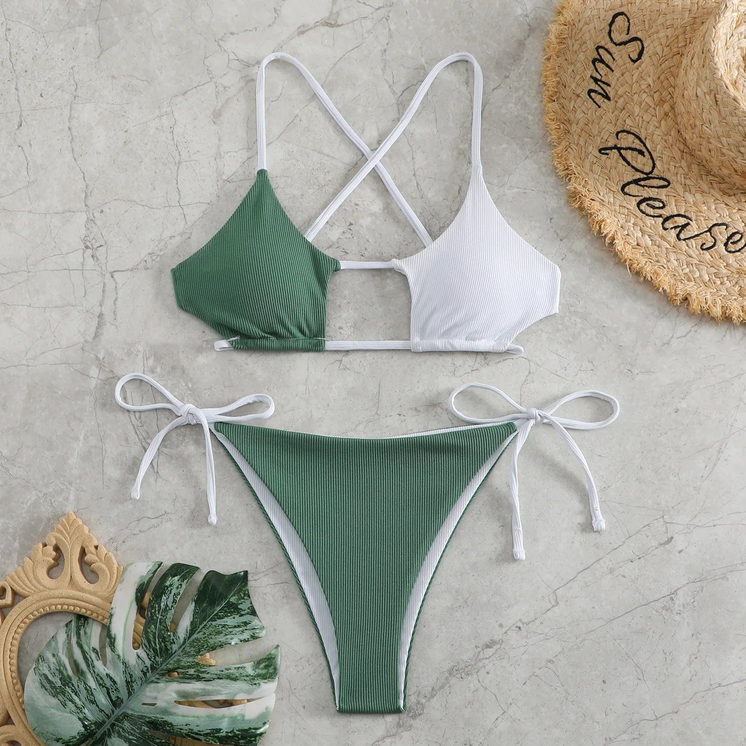 Maillot de bain deux pièces femme, bikini patchwork vert et blanc, design élégant et estival.