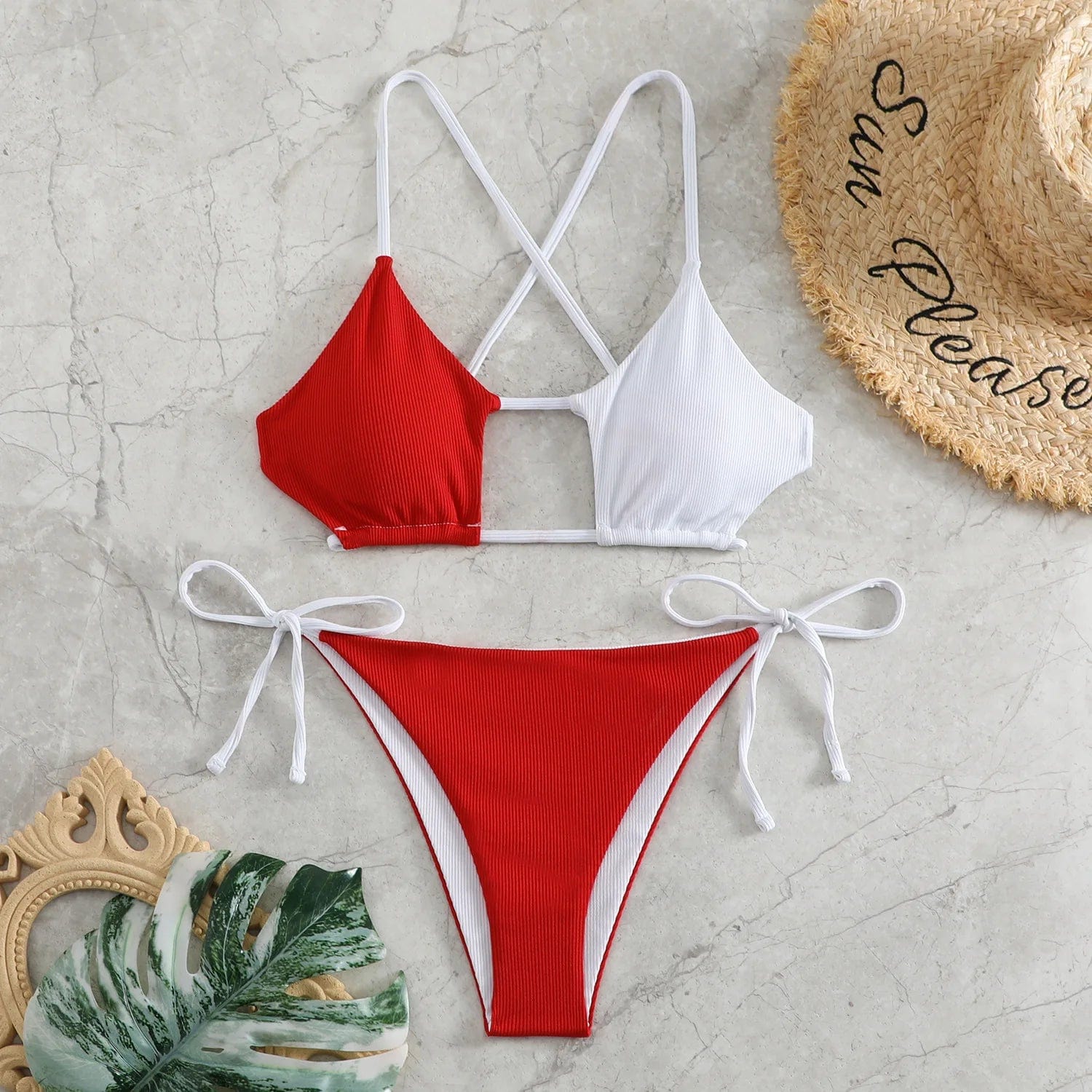 Maillot de bain bikini femme rouge et blanc, design patchwork chic pour l'été sur fond texturé.