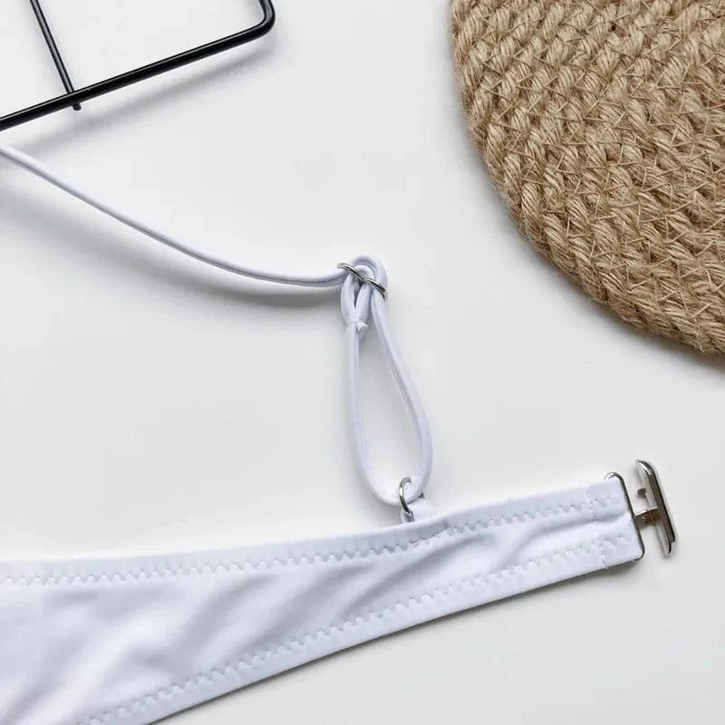 Maillot de bain femme, bikini blanc élégant avec détail push-up. Accessoires de plage inclus.
