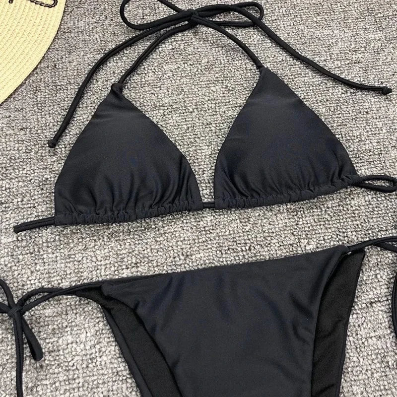 Maillot de bain bikini femme noir uni, coupe triangle élégante pour un style estival classique.