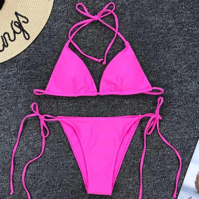 Maillot de bain bikini rose vif avec liens noués pour femme, style chic et estival.