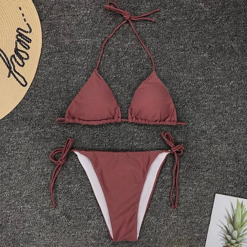 Maillot de bain bikini femme couleur prune avec liens à nouer, idéal pour l'été sur la plage.