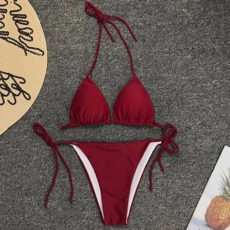 Maillot de bain deux pièces, bikini bordeaux chic avec liens, parfait pour l'été sur la plage.