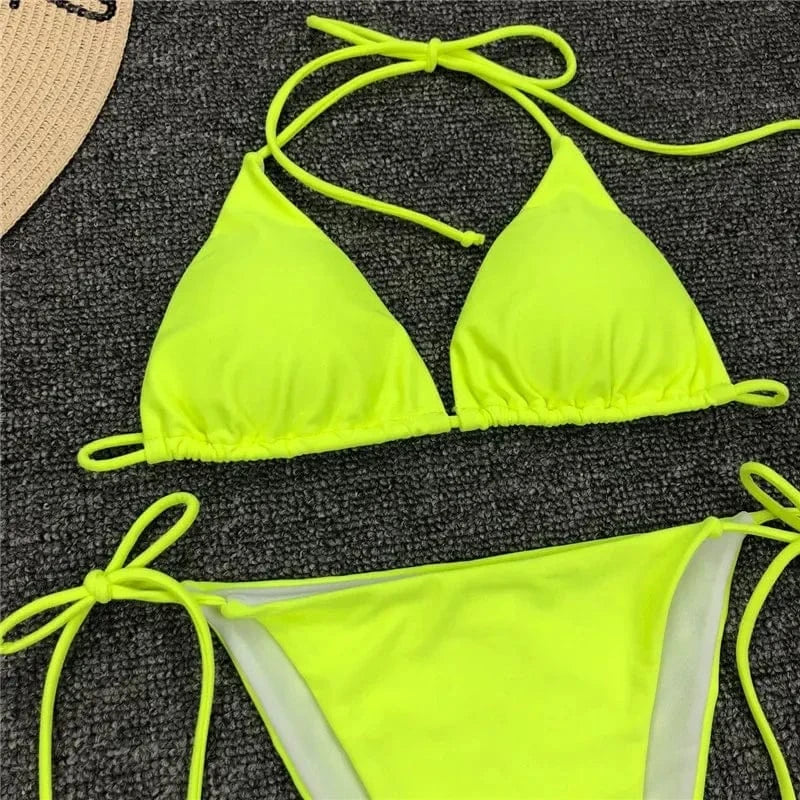 Maillot de bain bikini femme couleur néon jaune vif avec liens à nouer pour un look estival.