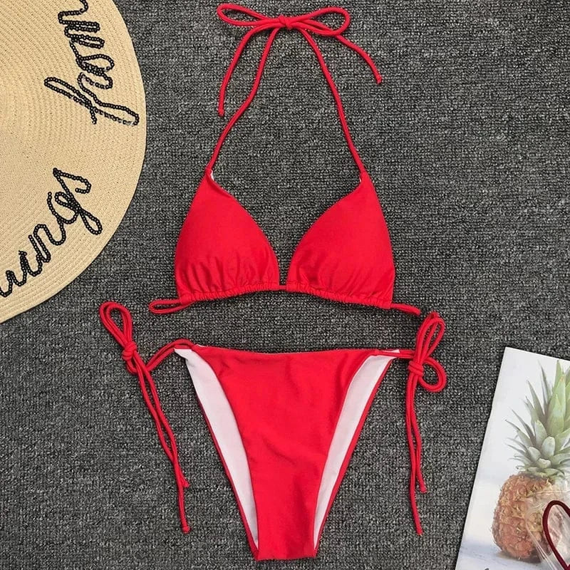 Maillot de bain femme en bikini rouge vif à nouer, parfait pour sublimer l'été à la plage.