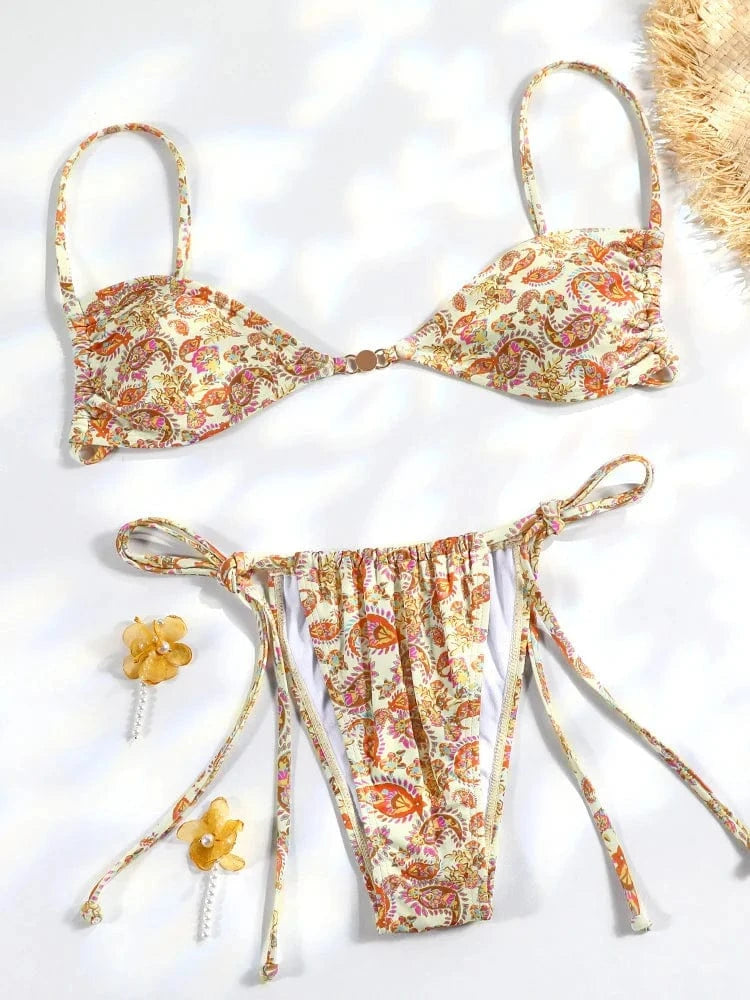 Maillot de bain bikini femme à motif floral sur fond terracotta, élégant et tendance pour l'été.