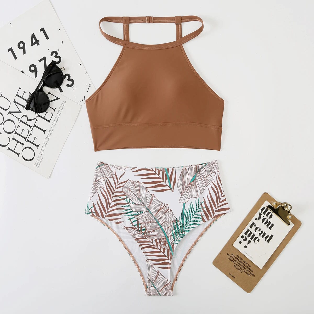 Maillot de bain femme bikini taille haute marron à motif feuille tropicale, style moderne et élégant.