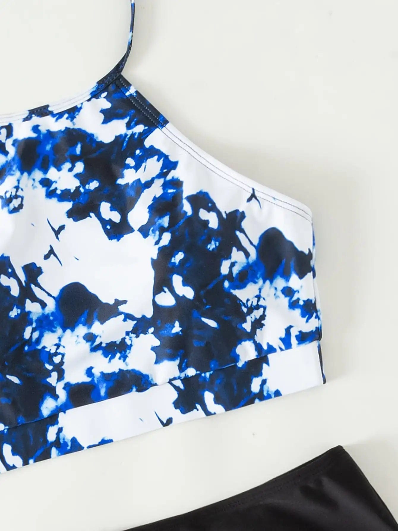 Maillot de bain femme bikini bleu et blanc à motifs abstraits avec une élégante taille haute.