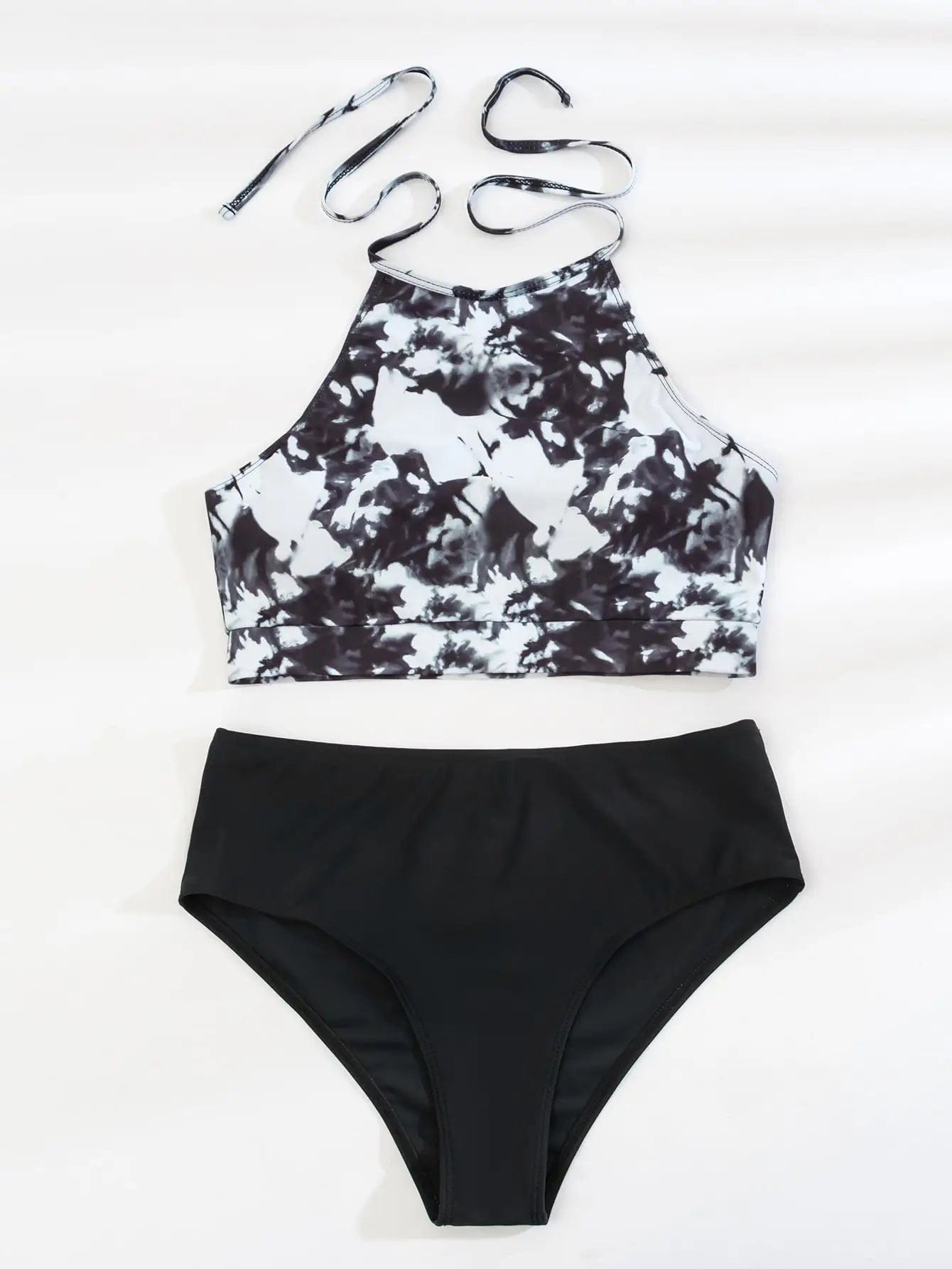 Maillot de bain femme, bikini taille haute avec haut imprimé marbré en noir et blanc élégant.