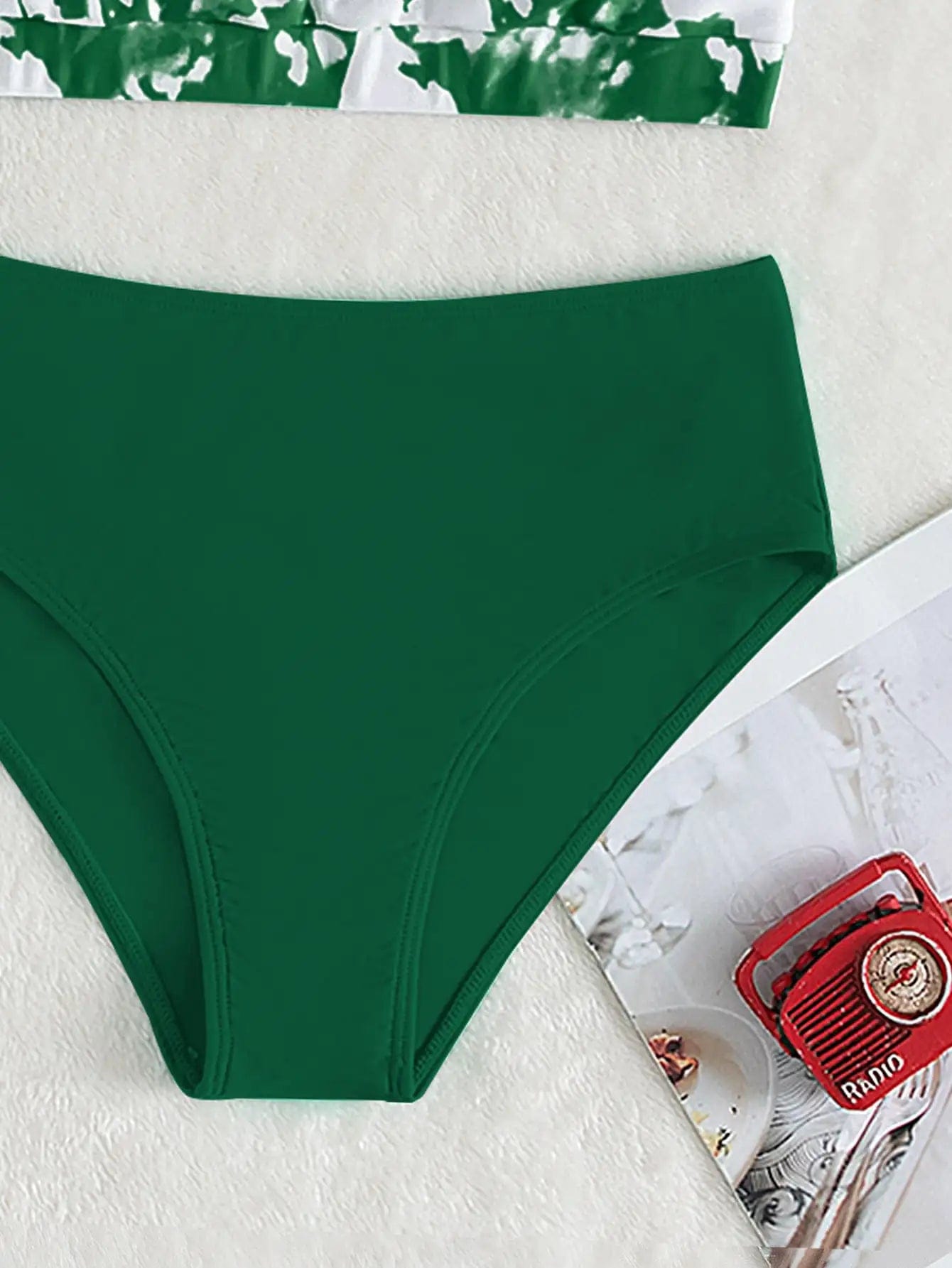 Maillot de bain bikini taille haute vert pour femme, idéal pour un style estival élégant.