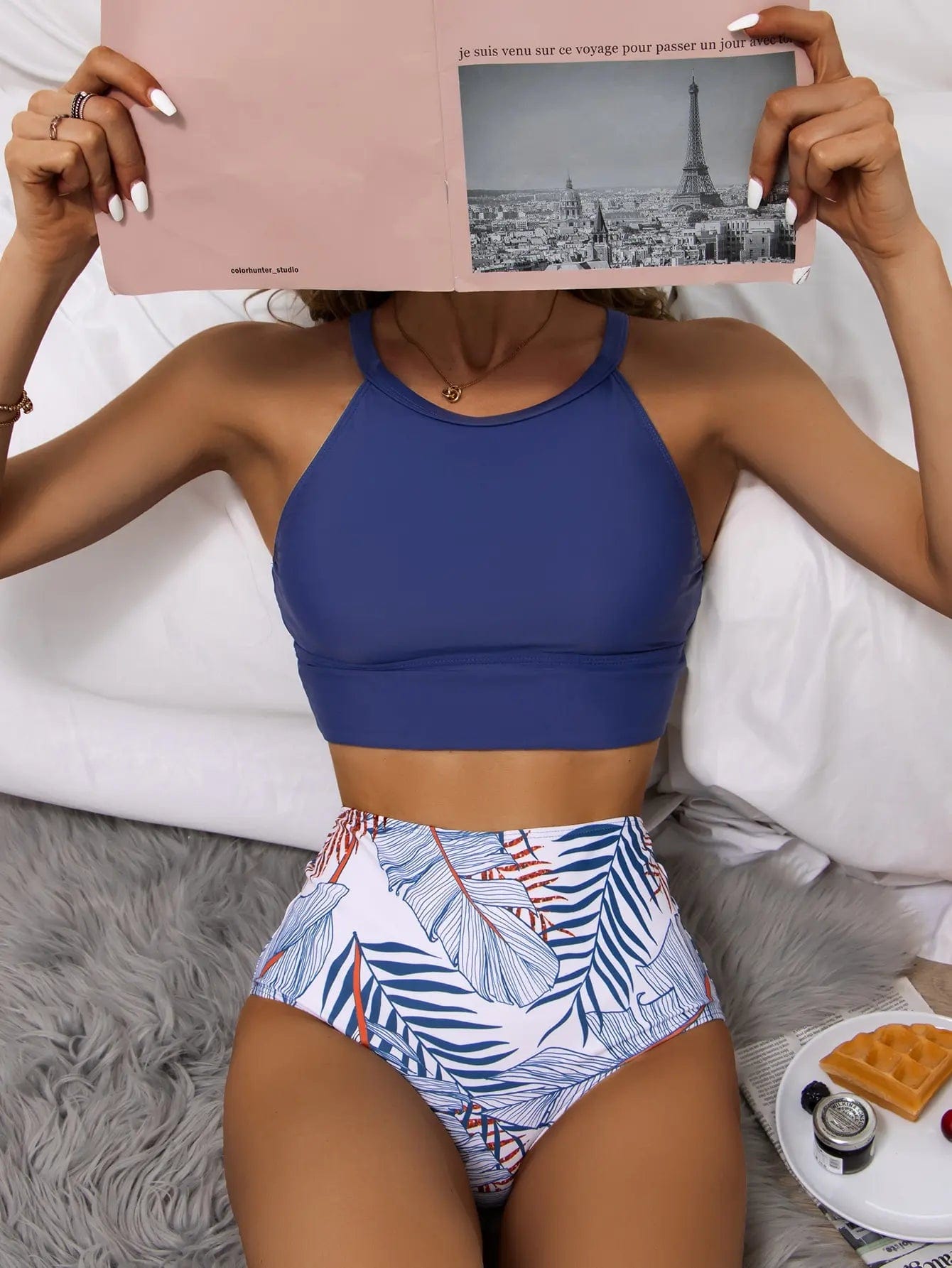 Maillot de bain deux pièces, haut bleu, culotte taille haute à motifs tropicaux pour femme tendance.