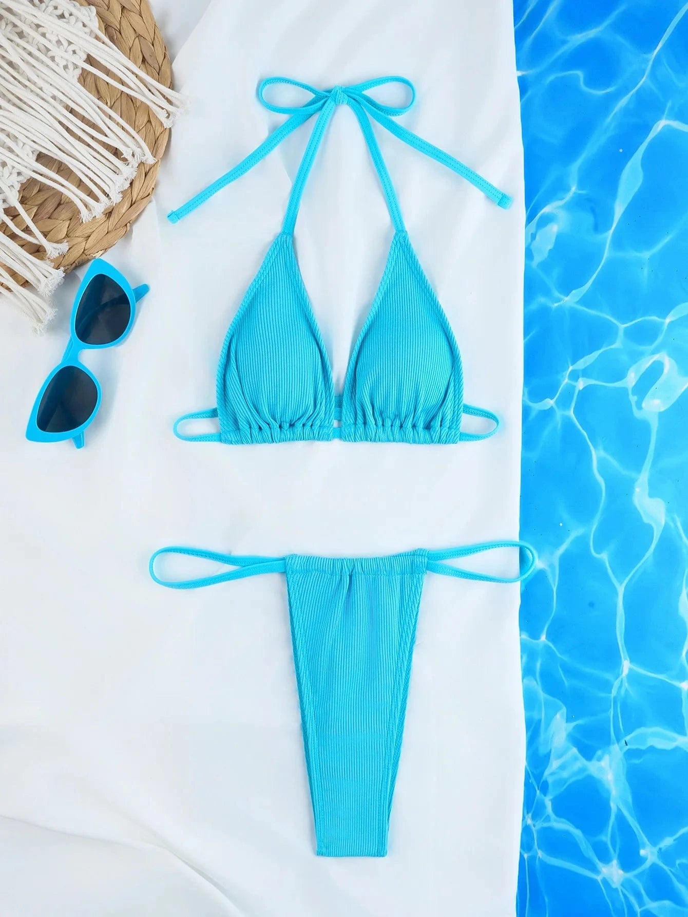 Maillot de bain bikini turquoise pour femme, style estival avec accessoires de plage tendance.
