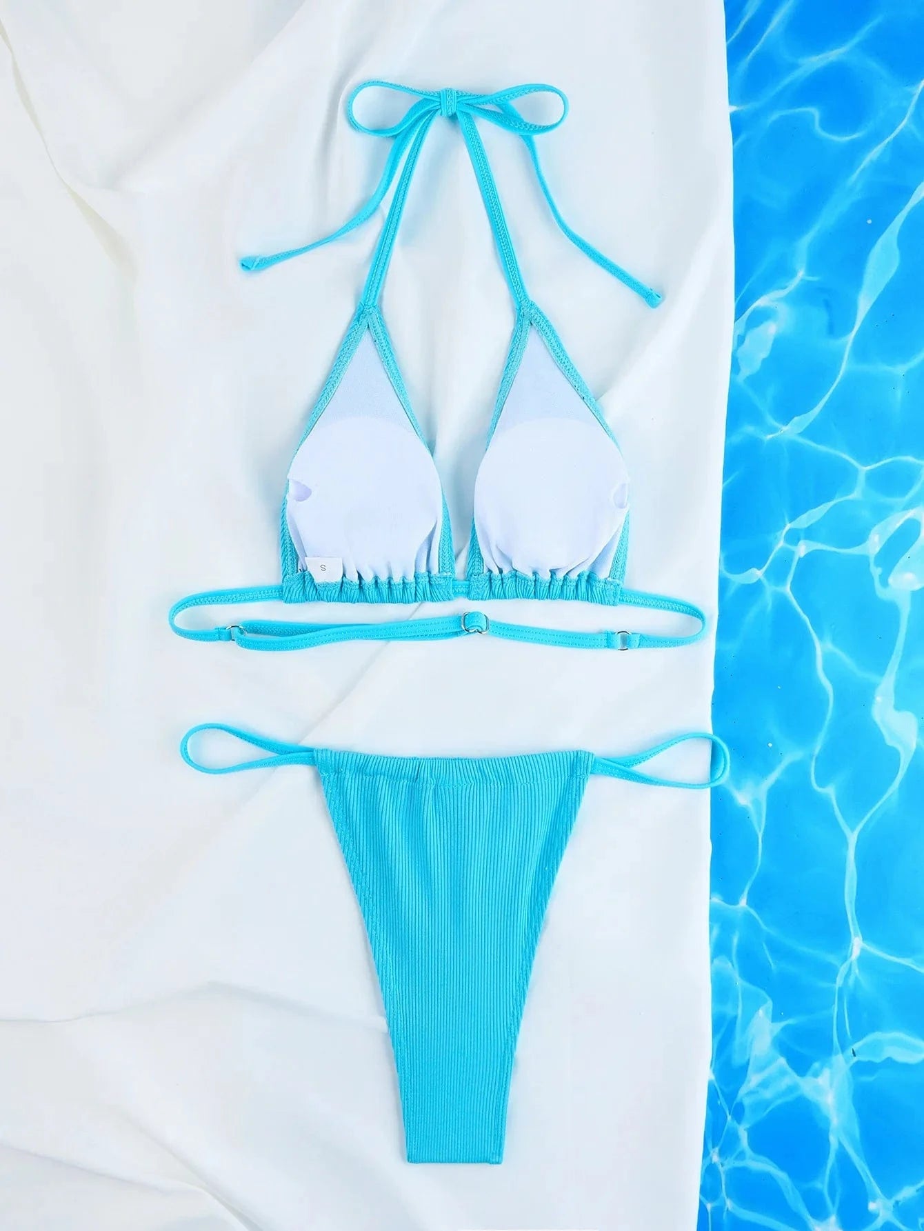 Maillot de bain bikini turquoise pour femme avec nœuds, idéal pour l'été et la piscine.