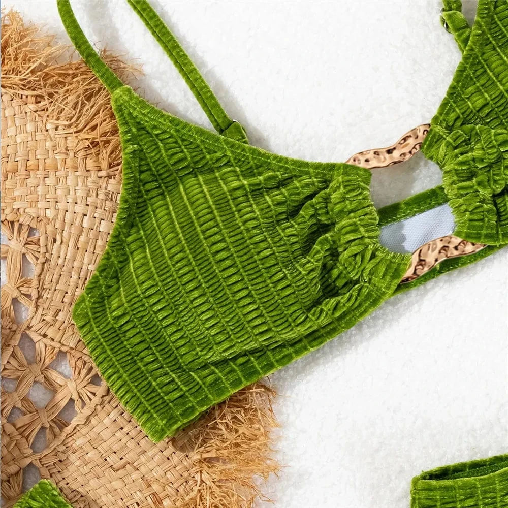 Maillot de bain femme en bikini vert texturé, chic et élégant, idéal pour l'été à la plage.