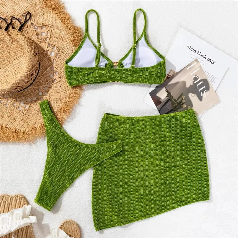 Maillot de bain bikini vert avec jupe élégante, parfait pour un style estival raffiné et tendance.
