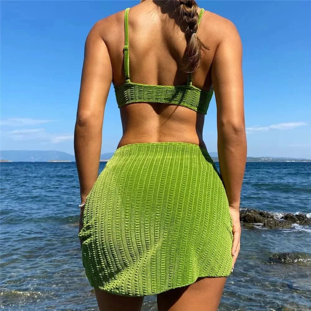 Maillot de bain femme bikini vert élégant en bord de mer, parfait pour un été ensoleillé.