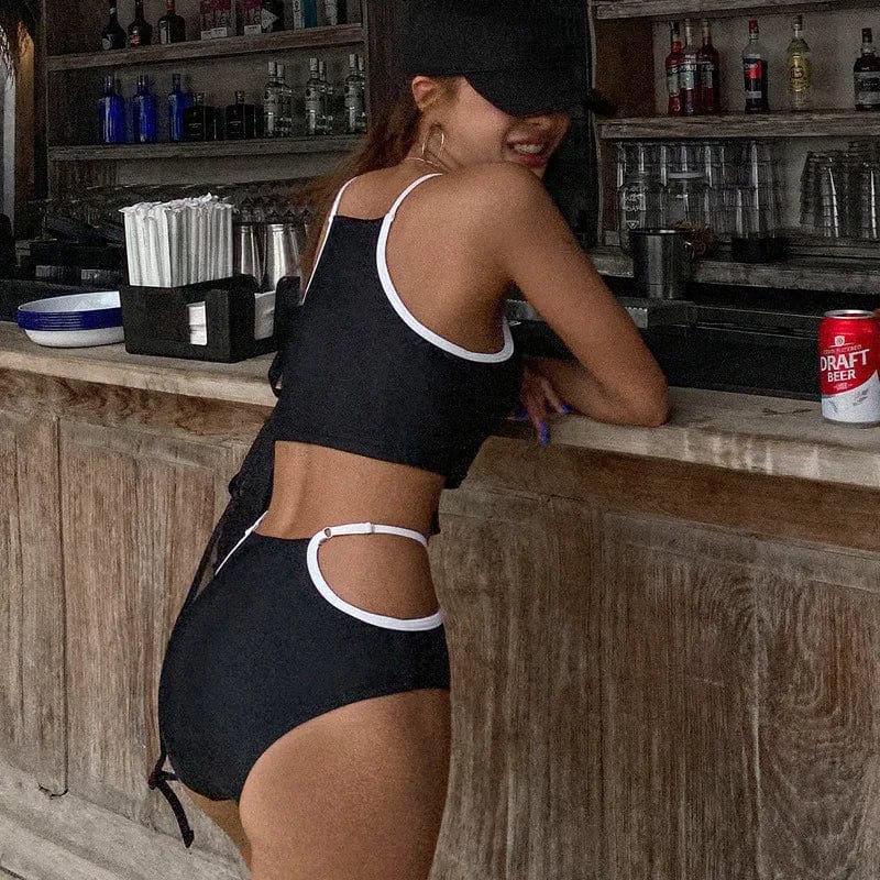 Maillot de bain femme élégant, brassière avec découpes modernes et taille haute, style chic.