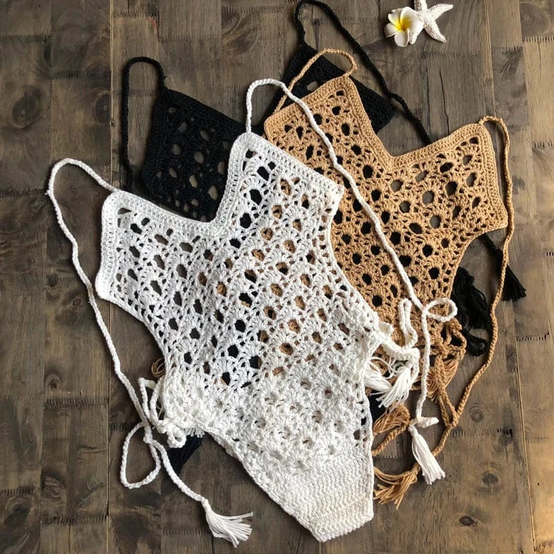 Maillot de bain crochet femme en trois couleurs : beige, blanc et noir, sur fond bois naturel.