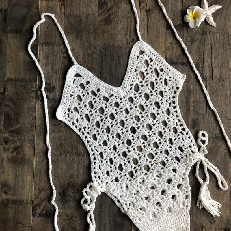 Maillot de bain une pièce crochet blanc avec motifs ajourés, style bohème chic tendance.