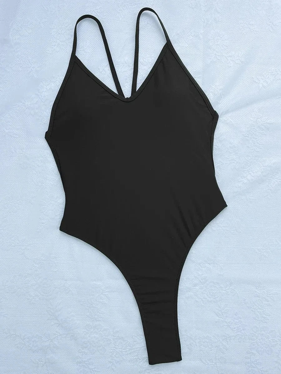 Maillot de bain une pièce femme noir élégant, pour un style intemporel à la plage ou à la piscine.